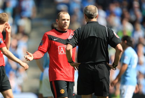  曼城铁卫头槌制胜，连续十场零封创英超新纪录  